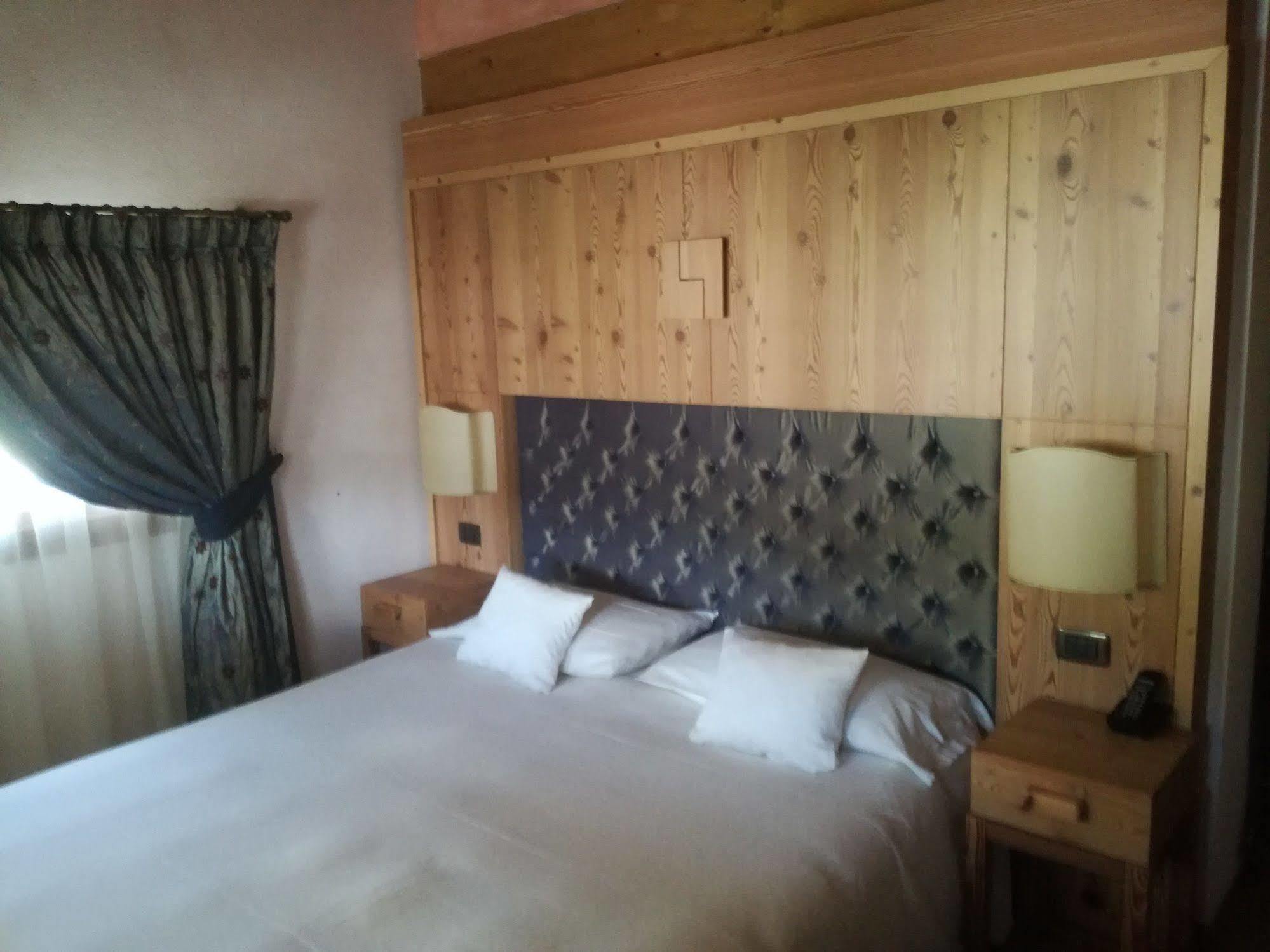 Hotel Bait De Angial Ливиньо Экстерьер фото